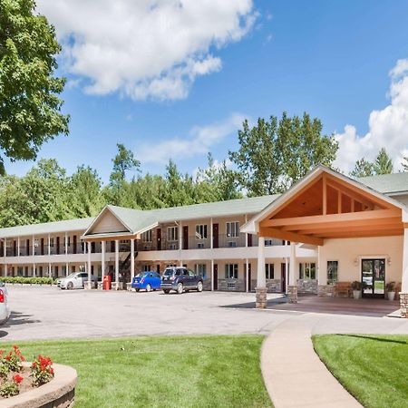 Howard Johnson By Wyndham Traverse Stadt Exterior foto