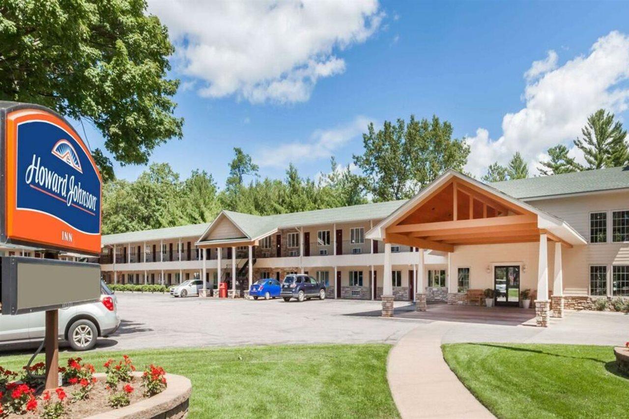 Howard Johnson By Wyndham Traverse Stadt Exterior foto