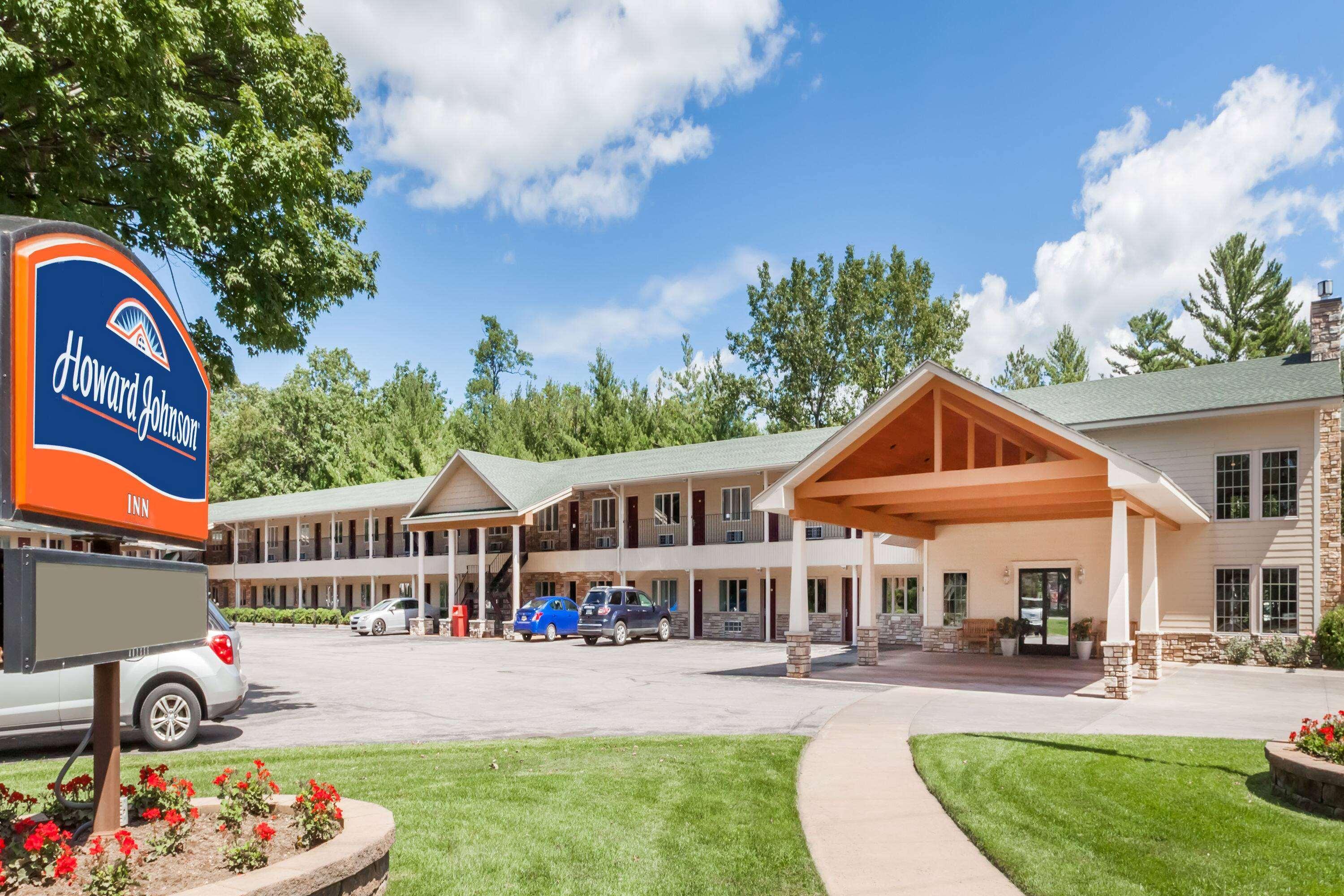 Howard Johnson By Wyndham Traverse Stadt Exterior foto