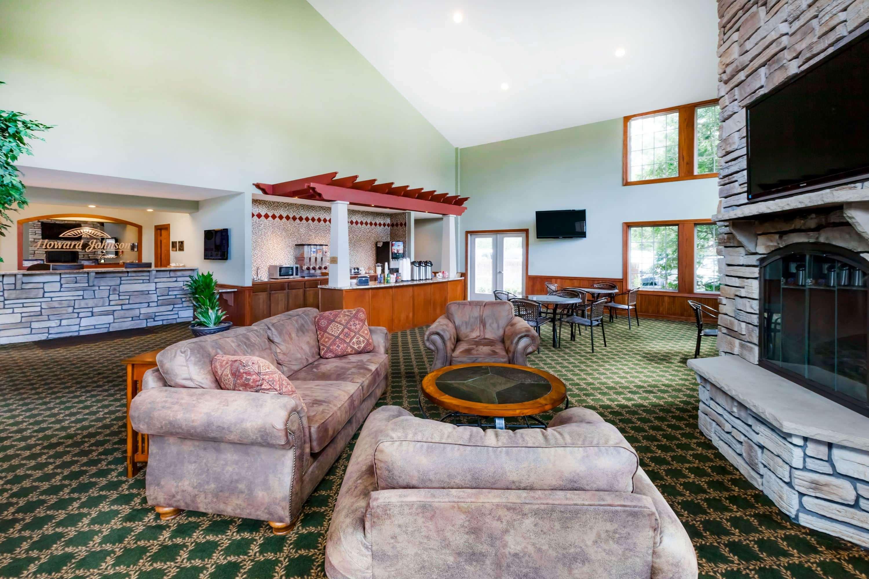 Howard Johnson By Wyndham Traverse Stadt Exterior foto