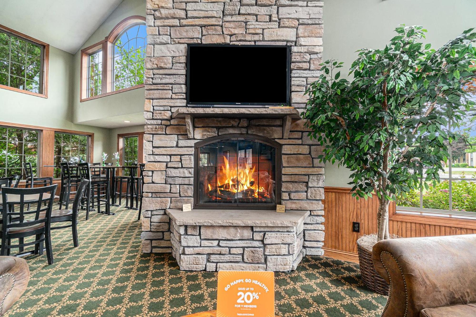 Howard Johnson By Wyndham Traverse Stadt Exterior foto