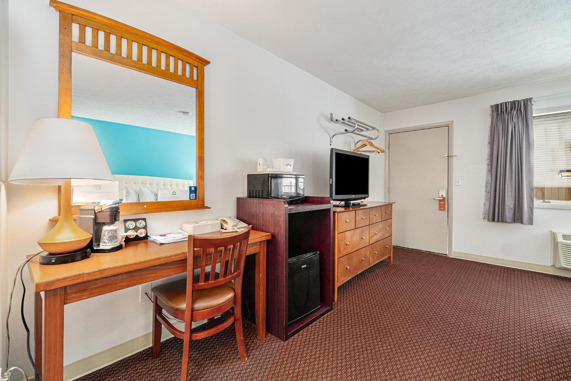 Howard Johnson By Wyndham Traverse Stadt Exterior foto