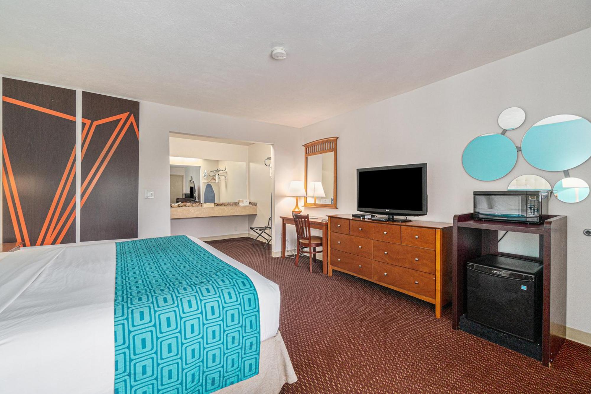 Howard Johnson By Wyndham Traverse Stadt Exterior foto