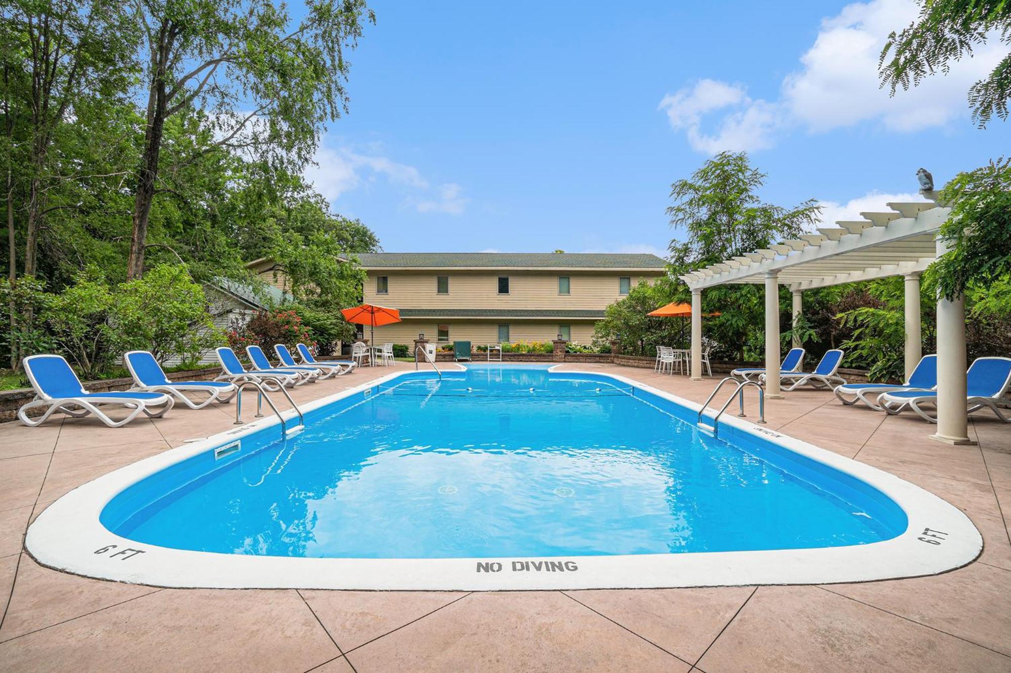 Howard Johnson By Wyndham Traverse Stadt Exterior foto