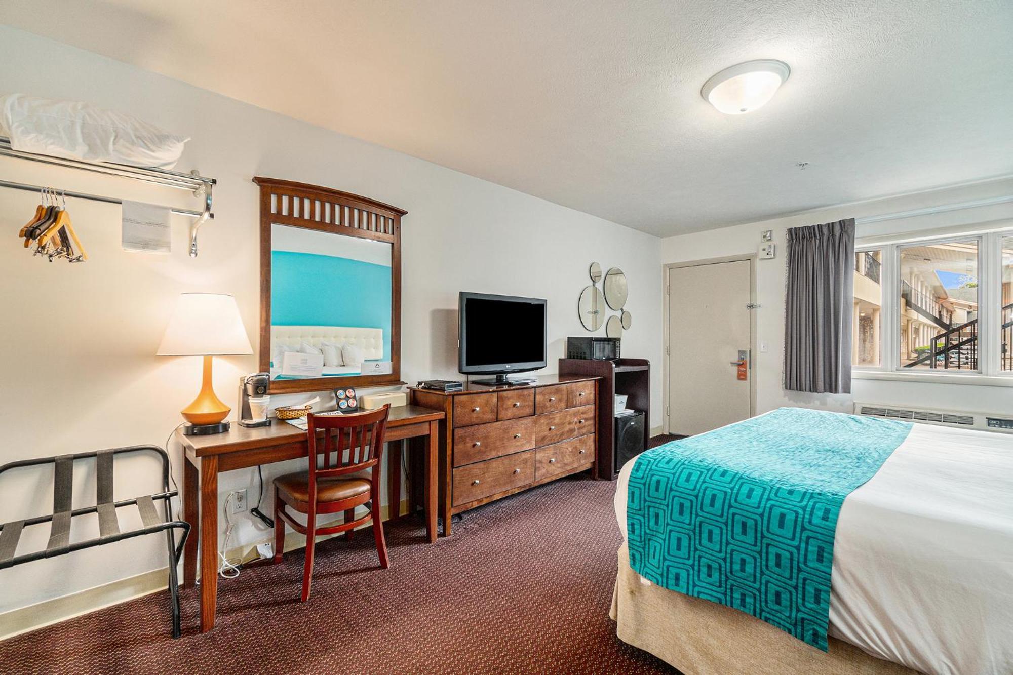 Howard Johnson By Wyndham Traverse Stadt Exterior foto