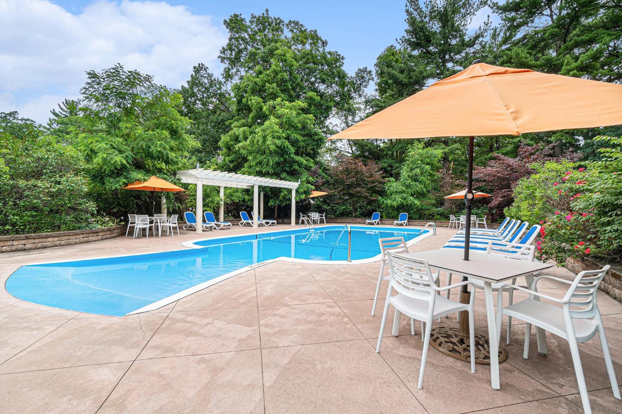 Howard Johnson By Wyndham Traverse Stadt Exterior foto