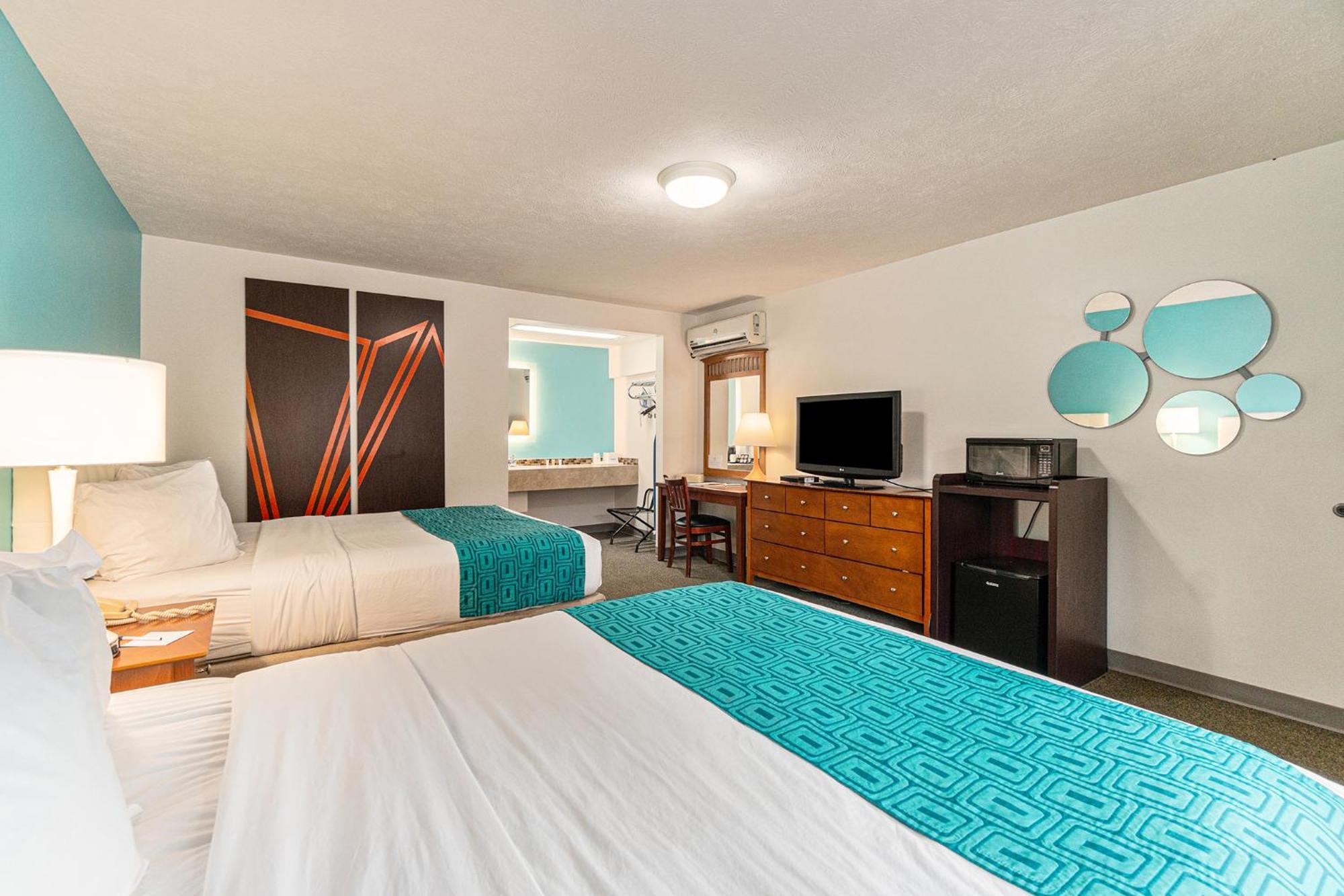 Howard Johnson By Wyndham Traverse Stadt Exterior foto