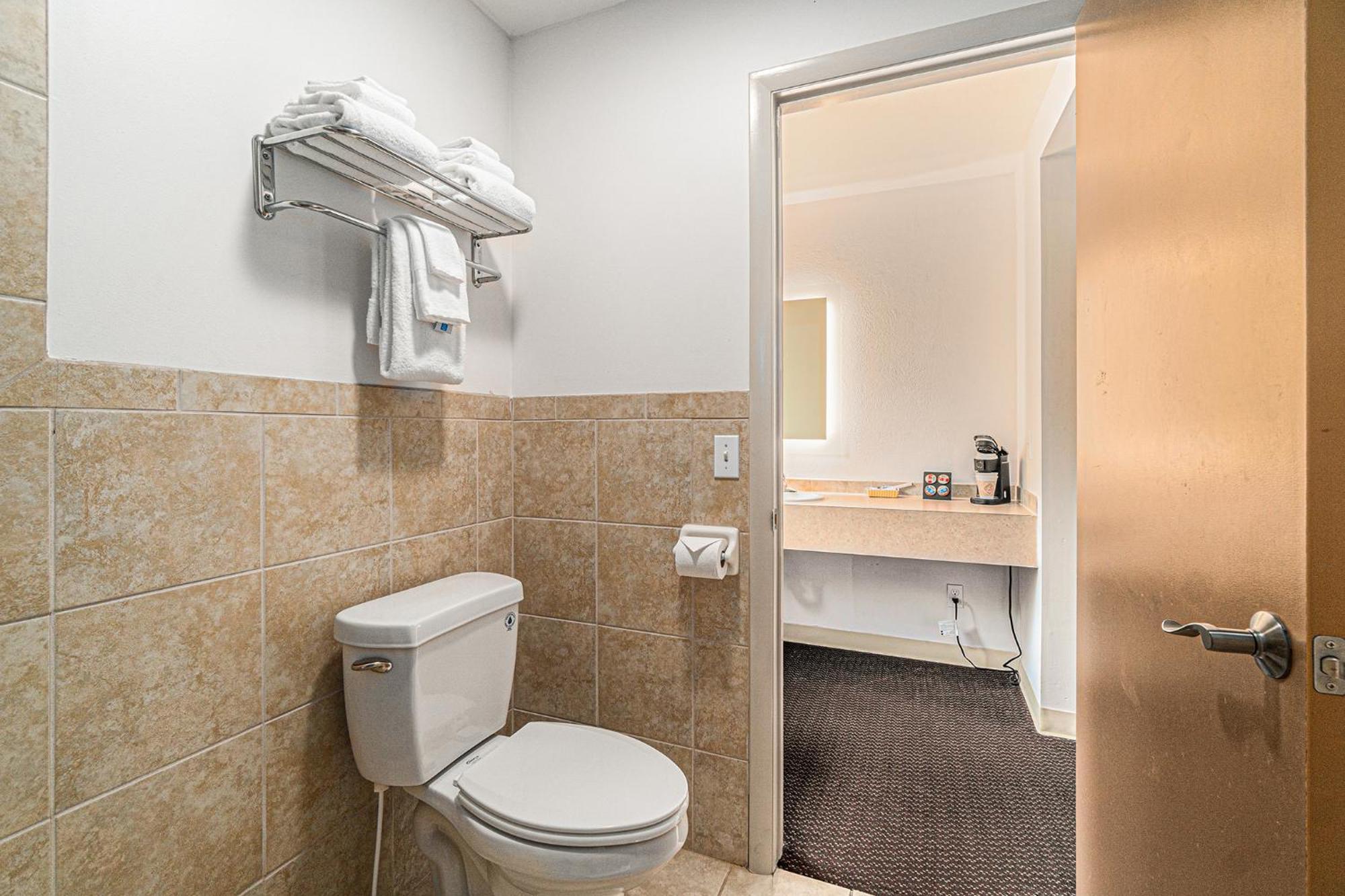 Howard Johnson By Wyndham Traverse Stadt Exterior foto